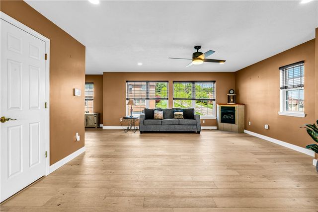 501 Wingate Dr, Robinson Twp, PA 15205