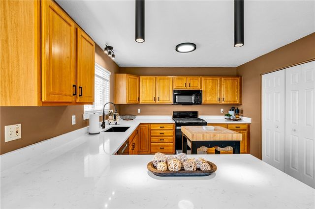 501 Wingate Dr, Robinson Twp, PA 15205