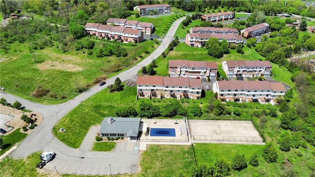 501 Wingate Dr, Robinson Twp, PA 15205