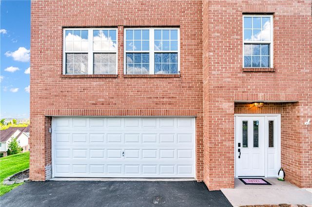 501 Wingate Dr, Robinson Twp, PA 15205