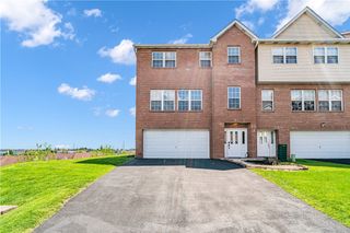 501 Wingate Dr, Robinson Twp, PA 15205