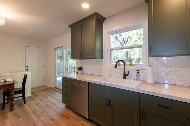 1524 E 28TH Terrace, Lawrence, KS 66046