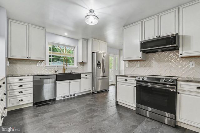 1142 PETERSBURG RD, Boiling Springs, PA 17007