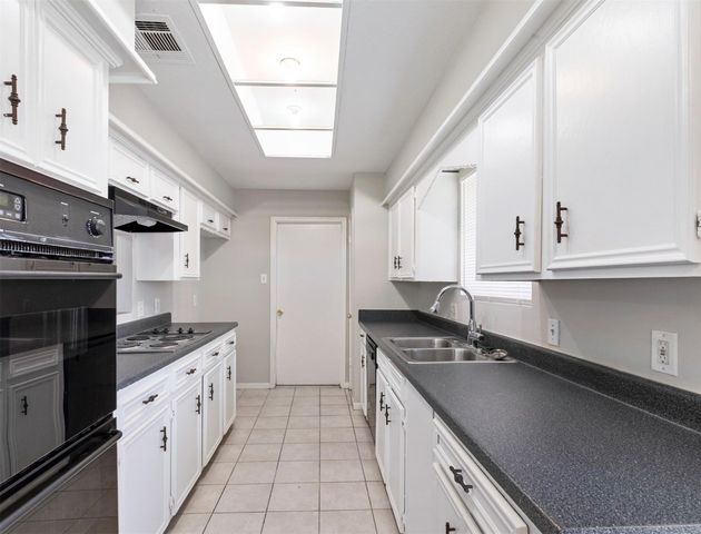 2402 Hilton Head Drive, Missouri City, TX 77459