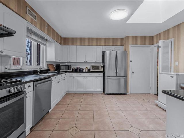 82-04 141st Street, Briarwood, NY 11435