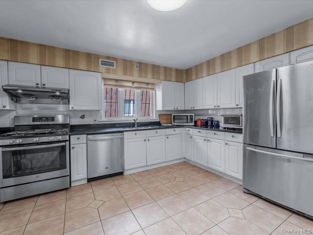 82-04 141st Street, Briarwood, NY 11435