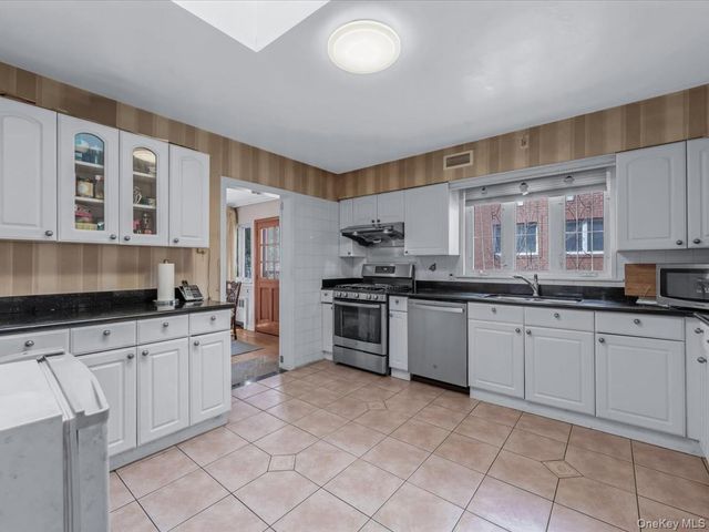 82-04 141st Street, Briarwood, NY 11435