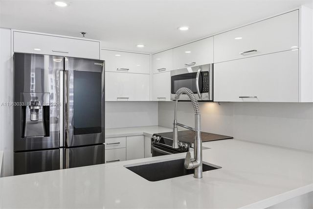 540 Brickell Key Dr 823, Miami, FL 33131