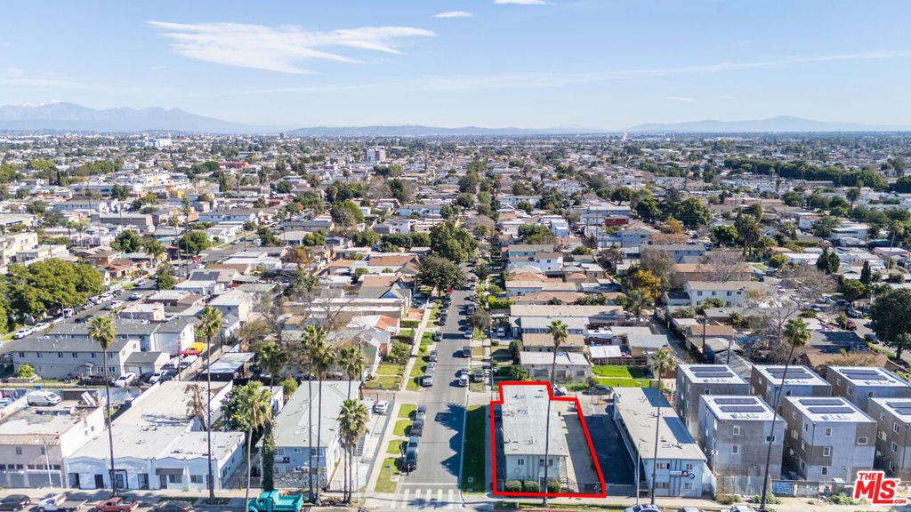 Image 11 of property listing at 8100 Avalon Boulevard, Los Angeles, CA 90003