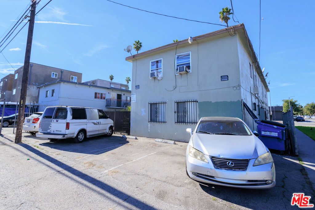Image 7 of property listing at 8100 Avalon Boulevard, Los Angeles, CA 90003