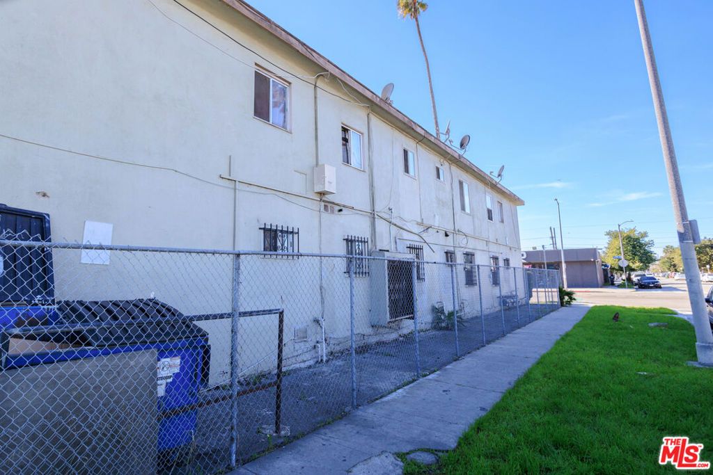 Image 8 of property listing at 8100 Avalon Boulevard, Los Angeles, CA 90003