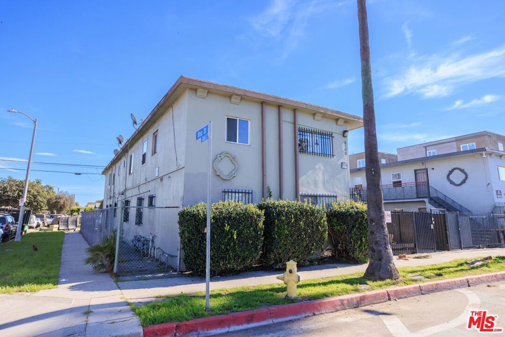 Image 9 of property listing at 8100 Avalon Boulevard, Los Angeles, CA 90003