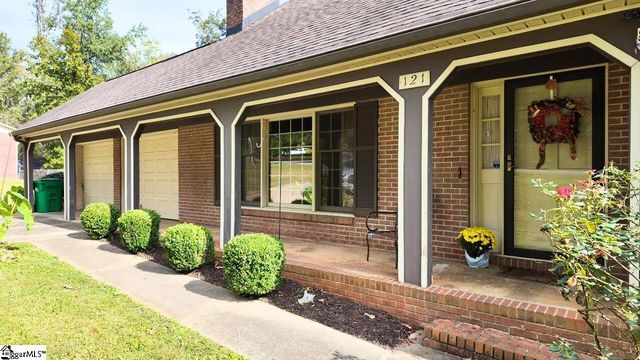 121 E Brookwood Lane, Cowpens, SC 29330