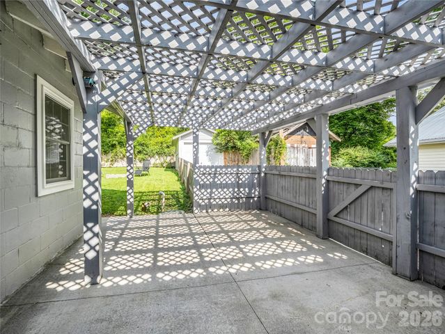 116 Beverly Avenue, Hendersonville, NC 28792