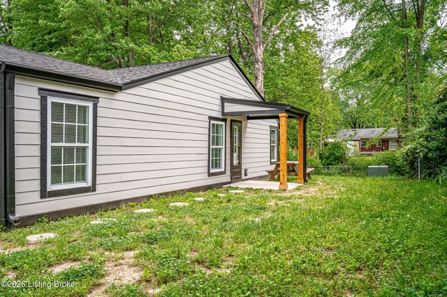 8515 Coco Ct, Louisville, KY 40219