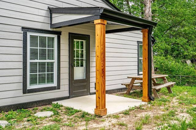 8515 Coco Ct, Louisville, KY 40219