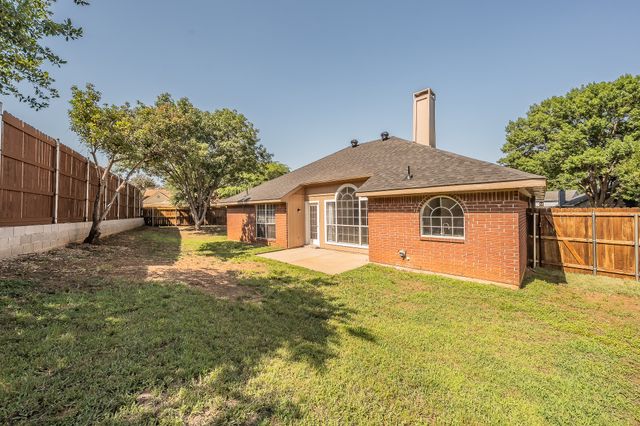 2711 Canterbury Street, Euless, TX 76039