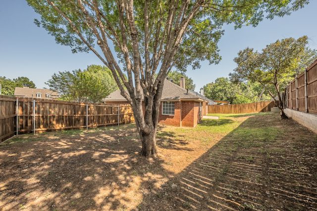 2711 Canterbury Street, Euless, TX 76039