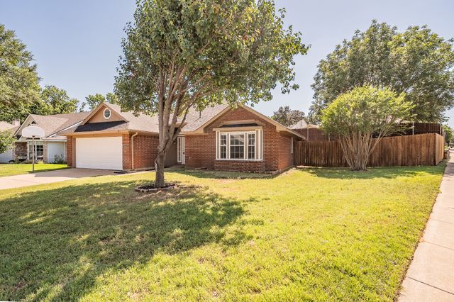 2711 Canterbury Street, Euless, TX 76039