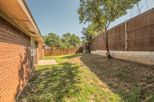 2711 Canterbury Street, Euless, TX 76039