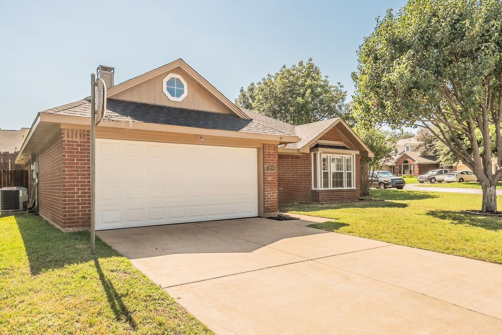 2711 Canterbury Street, Euless, TX 76039