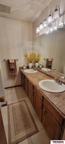 5400 S 65th Street Circle, Lincoln, NE 68516