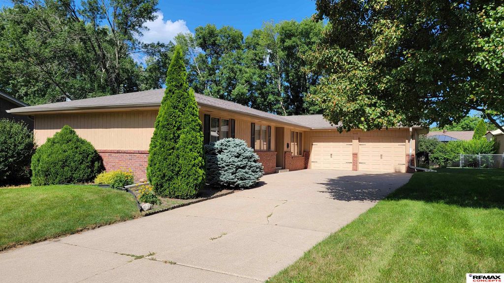 5400 S 65th Street Circle, Lincoln, NE 68516