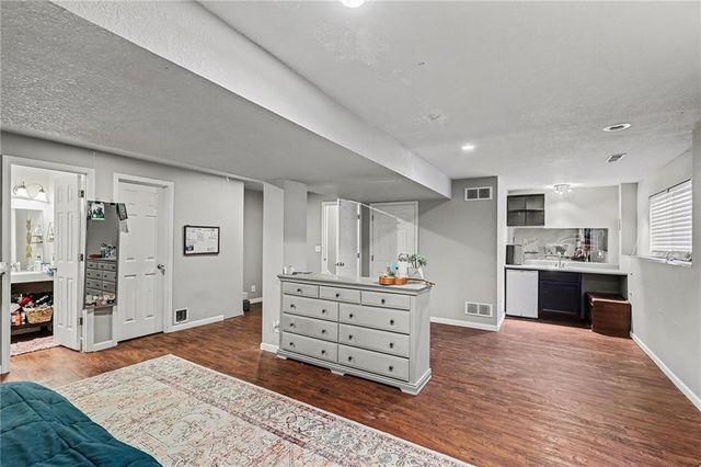 828 SW Country Hill Drive, Grain Valley, MO 64029