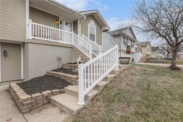 828 SW Country Hill Drive, Grain Valley, MO 64029