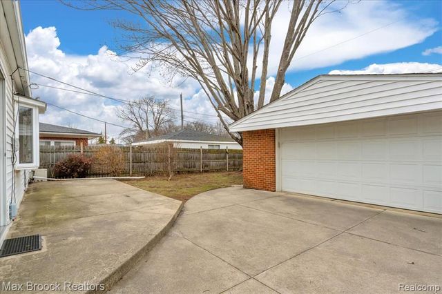 15447 Rudland Street, Roseville, MI 48066