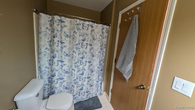 40 Pine Tree Ridge Drive 2, Waterford, MI 48327