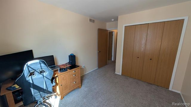 40 Pine Tree Ridge Drive 2, Waterford, MI 48327