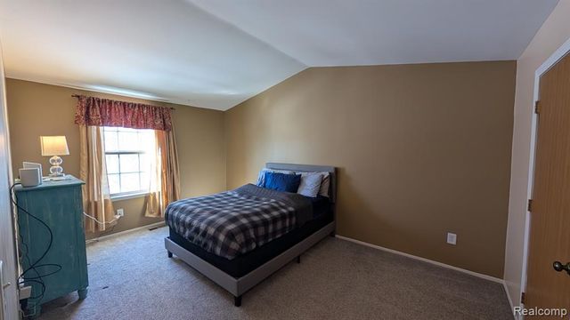 40 Pine Tree Ridge Drive 2, Waterford, MI 48327