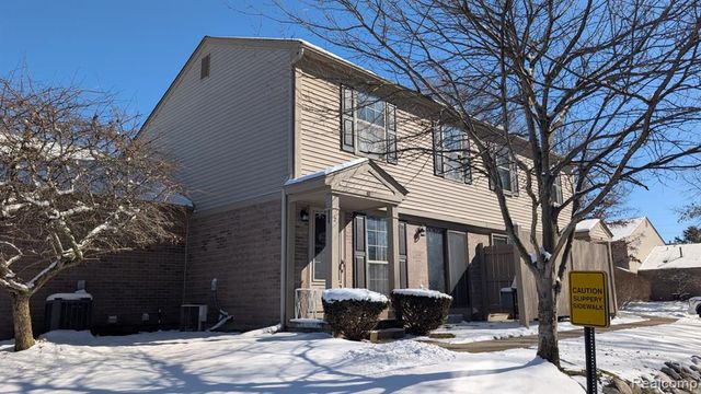 40 Pine Tree Ridge Drive 2, Waterford, MI 48327