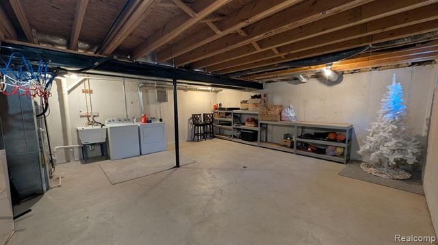 40 Pine Tree Ridge Drive 2, Waterford, MI 48327