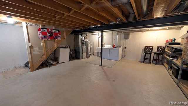 40 Pine Tree Ridge Drive 2, Waterford, MI 48327