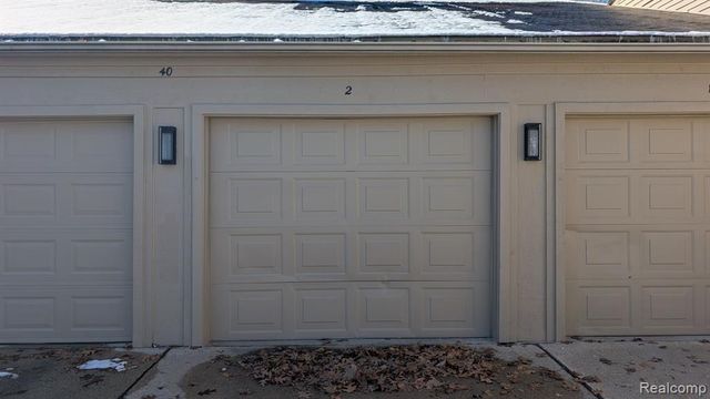 40 Pine Tree Ridge Drive 2, Waterford, MI 48327