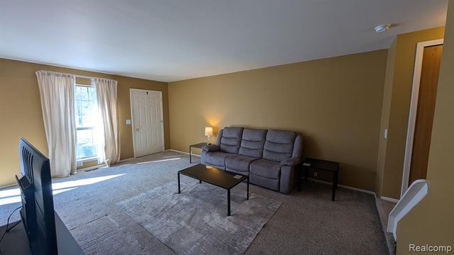 40 Pine Tree Ridge Drive 2, Waterford, MI 48327