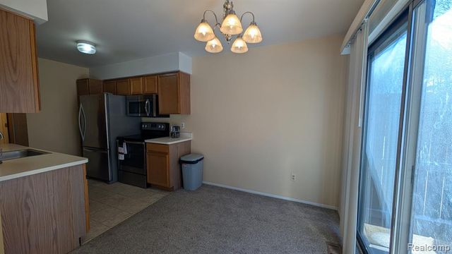 40 Pine Tree Ridge Drive 2, Waterford, MI 48327