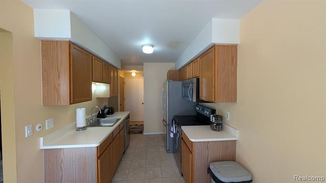 40 Pine Tree Ridge Drive 2, Waterford, MI 48327