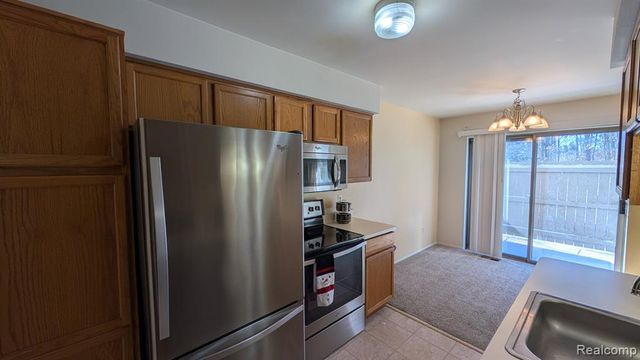 40 Pine Tree Ridge Drive 2, Waterford, MI 48327