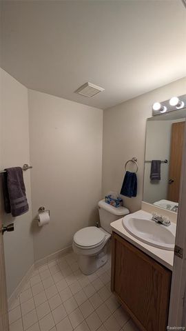 40 Pine Tree Ridge Drive 2, Waterford, MI 48327