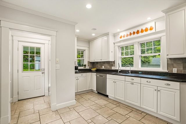 26 Leach Ln, Natick, MA 01760