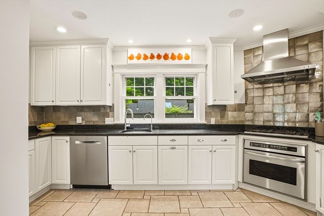 26 Leach Ln, Natick, MA 01760