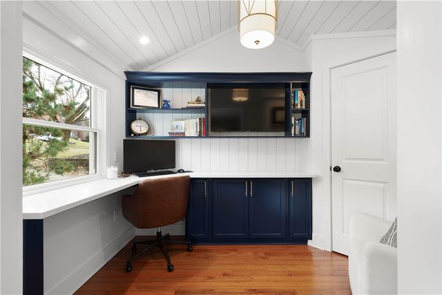 104 Seneca Dr, Mt Lebanon, PA 15228