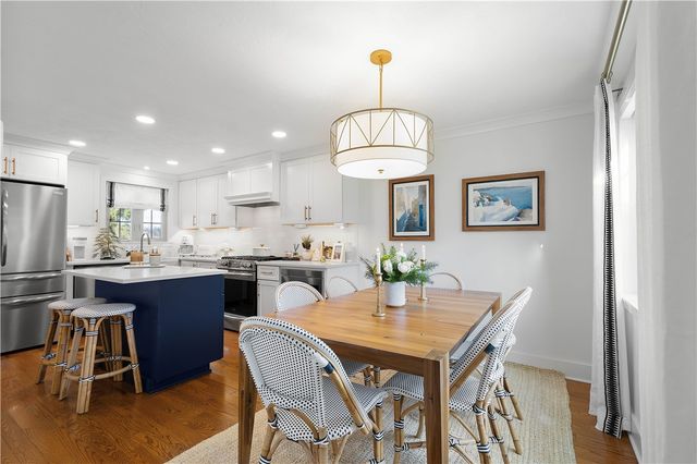 104 Seneca Dr, Mt Lebanon, PA 15228