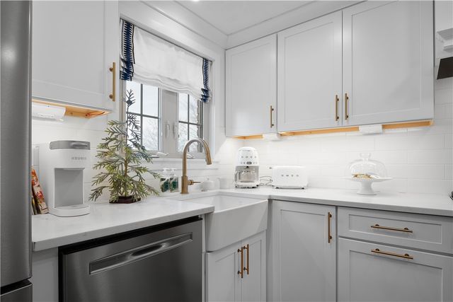 104 Seneca Dr, Mt Lebanon, PA 15228