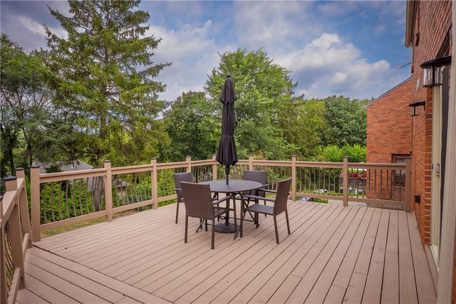 104 Seneca Dr, Mt Lebanon, PA 15228