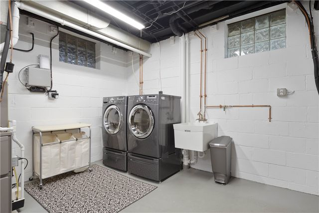 104 Seneca Dr, Mt Lebanon, PA 15228