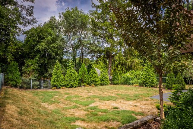 104 Seneca Dr, Mt Lebanon, PA 15228